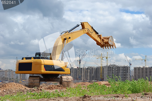 Image of Excavator against microdistrict under constracion