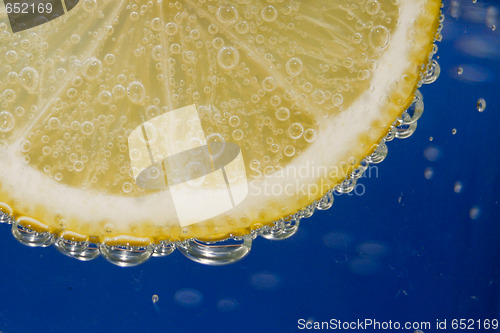 Image of Lemon in water