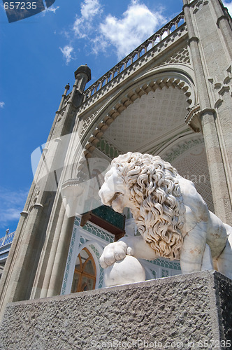 Image of Statue of lion in Voroncovskiy park