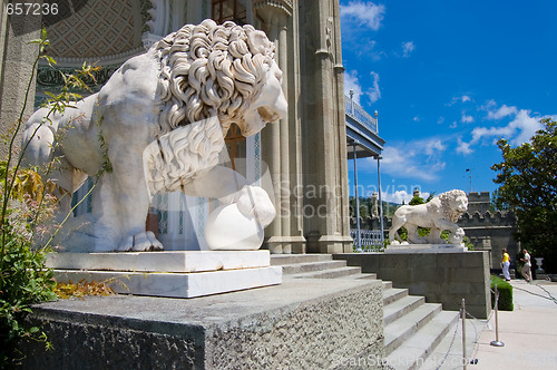 Image of Statue of lion in Voroncovskiy park