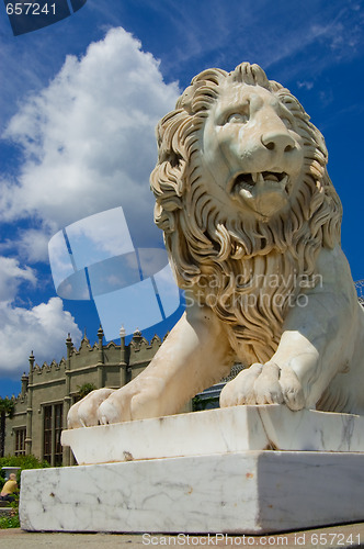 Image of Statue of lion in Voroncovskiy park