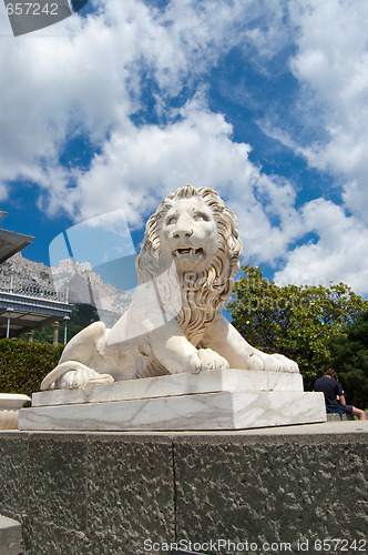 Image of Statue of lion in Voroncovskiy park