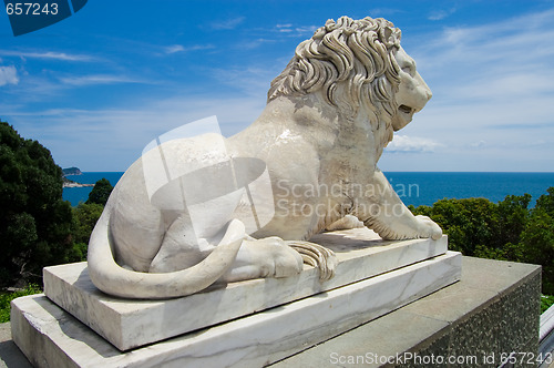 Image of Statue of lion in Voroncovskiy park