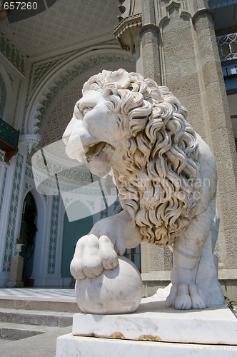 Image of Statue of lion in Voroncovskiy park