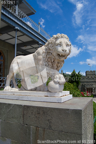 Image of Statue of lion in Voroncovskiy park