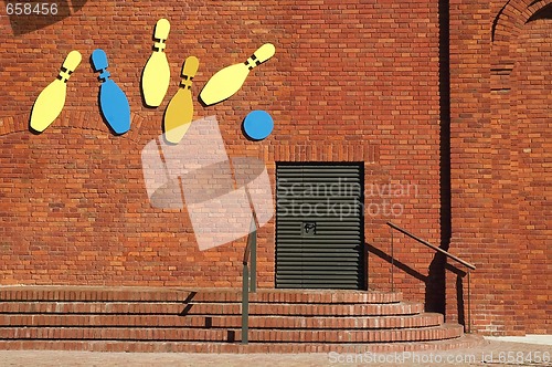 Image of bowling club. brick wall