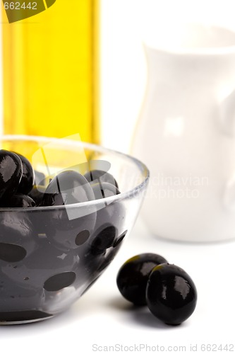 Image of bowl of black olives and oil