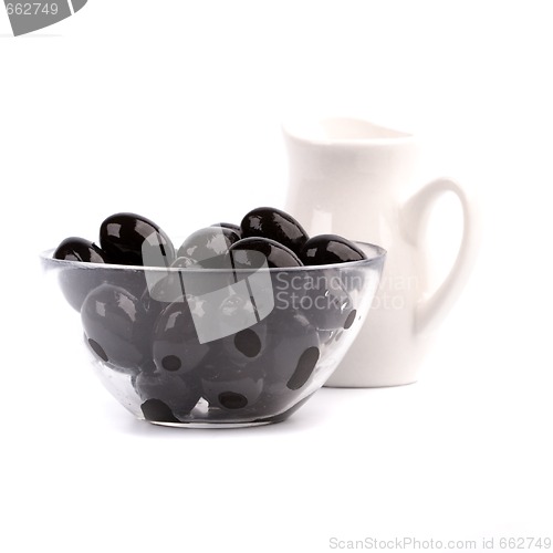 Image of bowl of black olives and oil 