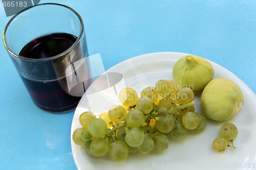 Image of red wine figs and grapes
