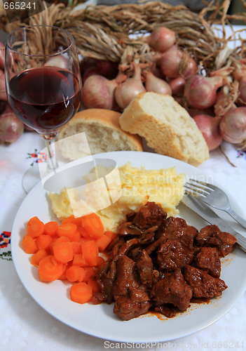 Image of Boeuf bourguignonne meal with wine and bread