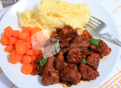 Image of Boeuf bourguignonne meal from above