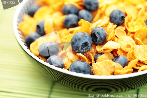 Image of corn flakes with blueberry fruits