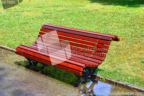 Image of bench in the park 