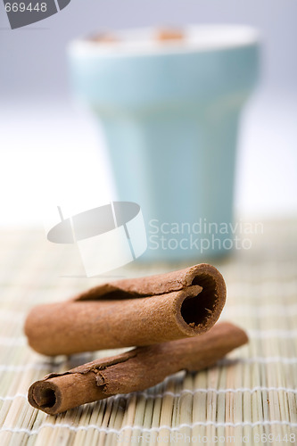 Image of Cinnamon sticks and cup.