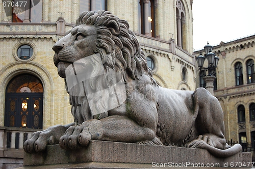 Image of Lion in front of the Parliament
