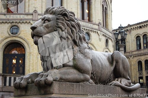 Image of Lion in front of the Parliament