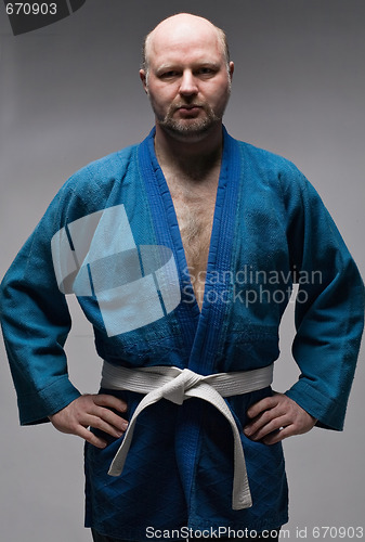 Image of man in dark blue kimono