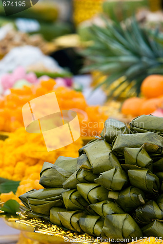 Image of Thai sweets wrapped in pandanus leaves