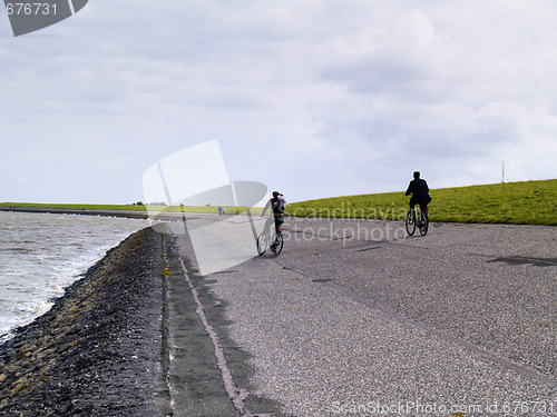 Image of bicyclists at the dike