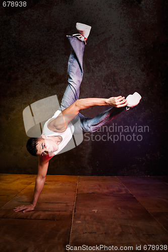 Image of Hispanic male hip-hop dancing