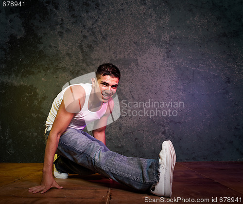 Image of Hispanic male hip-hop dancing