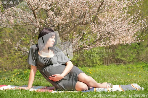 Image of pregnant woman takes solar baths