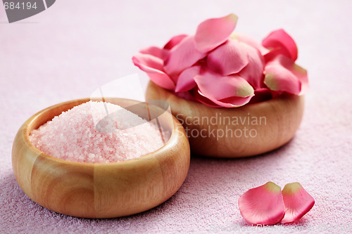 Image of bath salt with rose