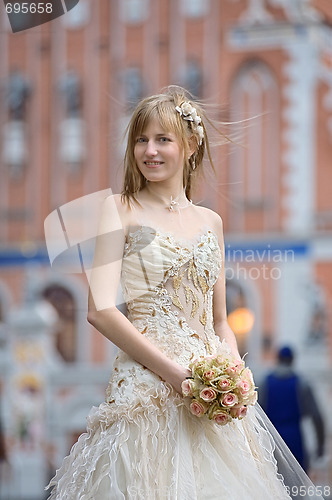 Image of Bride with cream-colour rose bouquet