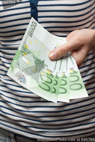 Image of Gives bills euro
