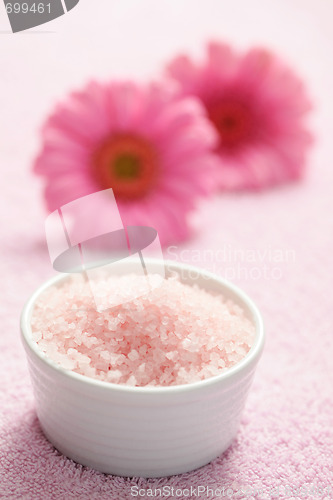 Image of bath salt with gerbera