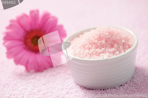 Image of bath salt with gerbera