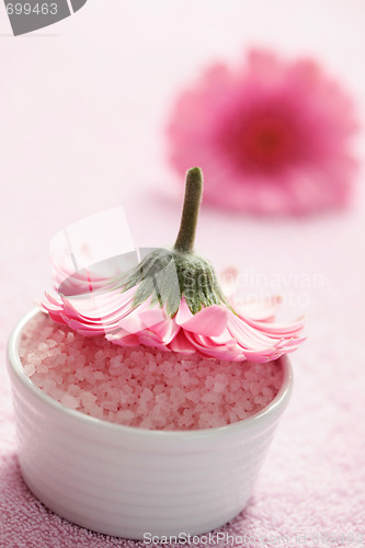 Image of bath salt with gerbera