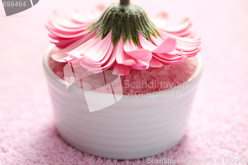 Image of bath salt with gerbera
