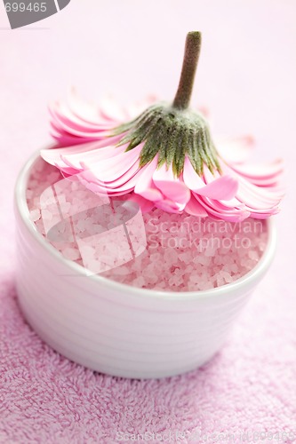 Image of bath salt with gerbera