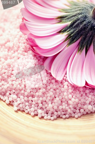 Image of bath salt with gerbera