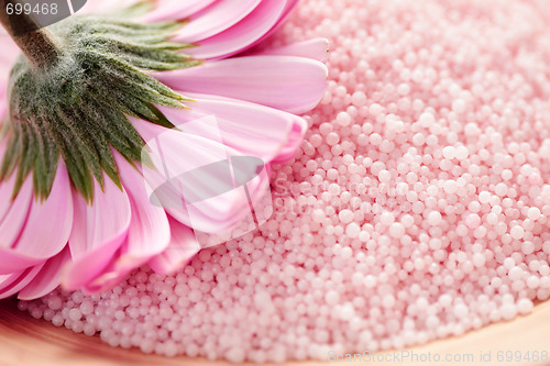 Image of bath salt with gerbera
