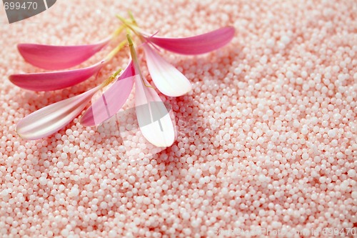 Image of bath salt with gerbera