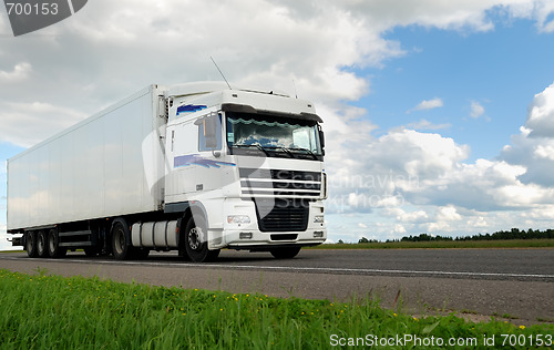 Image of white lorry with white trailer