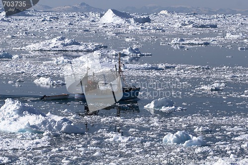 Image of Fishing boat coming home