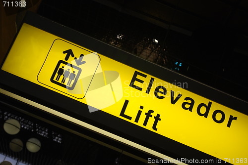 Image of Lift/Elevator sign on airport