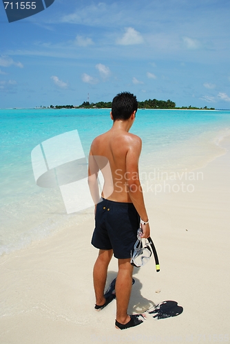 Image of Young man ready to go snorkeling