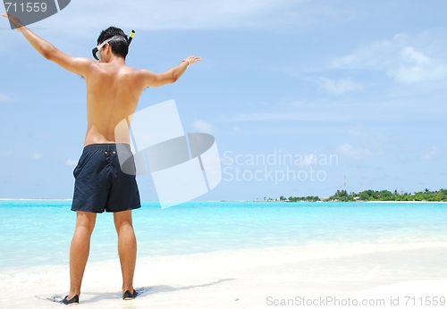 Image of Young man ready to go snorkeling (wide open arms)