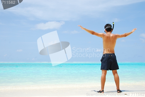 Image of Young man ready to go snorkeling (wide open arms)