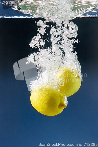 Image of couple of lemons plunged in blue water