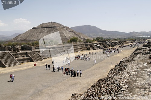 Image of "Avenue of the Dead" in Teotihuacan pyramid complex in Mexico