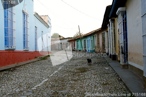 Image of Low houses with bright and vibrant colors, typical for Trinidad,