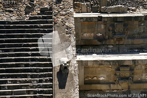 Image of "Temple of the Feathered Serpent" wall detail in Teotihuacan pyr