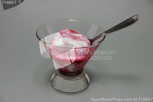 Image of Sundae with berry jam