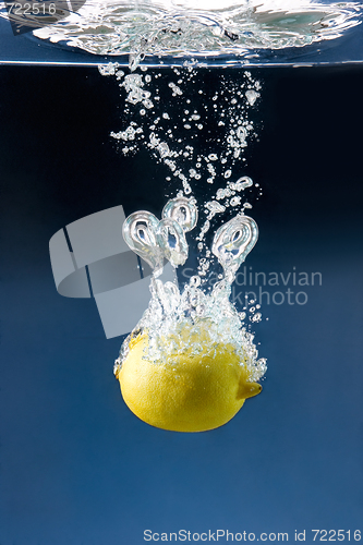 Image of lemon plunged in blue water