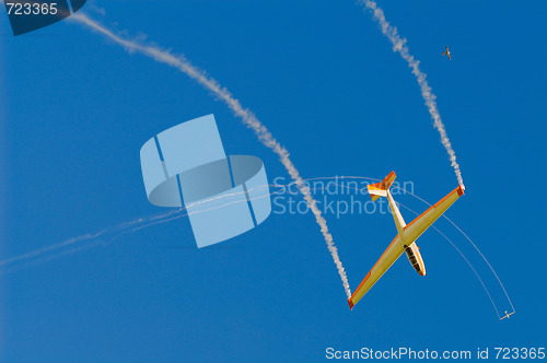 Image of glider with smoke trace